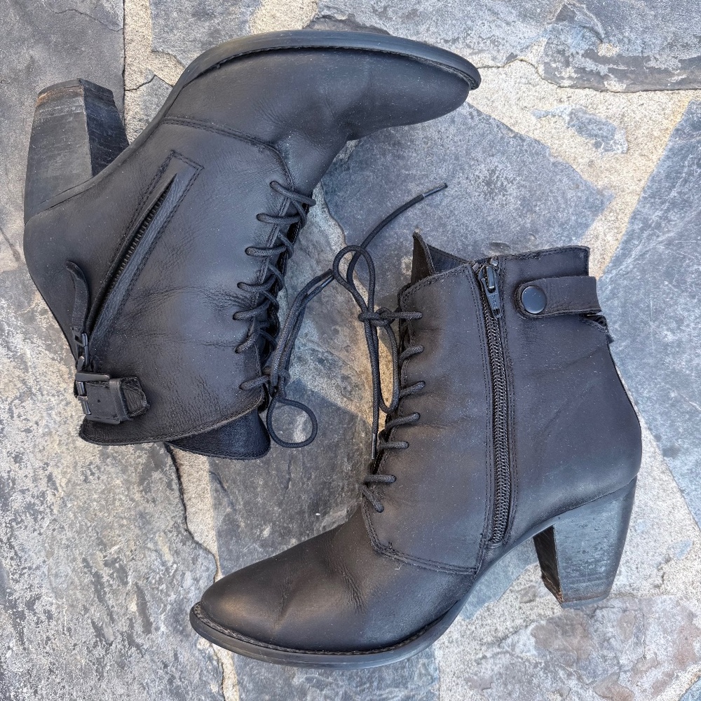 Cute Vintage 90s Black leather lace-up ankle boots